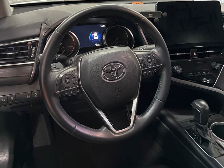 Фото 17 - Toyota Camry