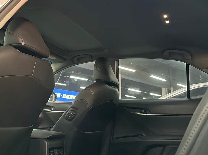 Фото 19 - Toyota Camry