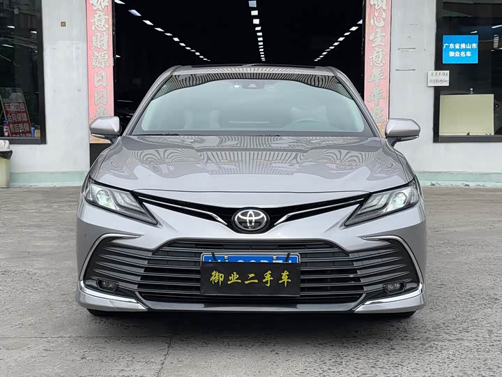 Фото 2 - Toyota Camry