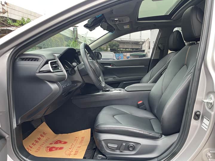 Фото 4 - Toyota Camry