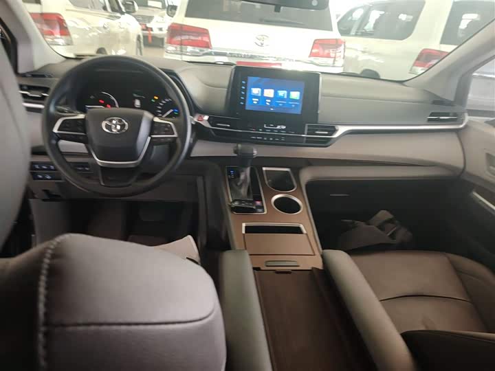 Фото 10 - Toyota Sienna