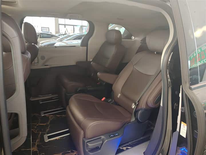 Фото 17 - Toyota Sienna