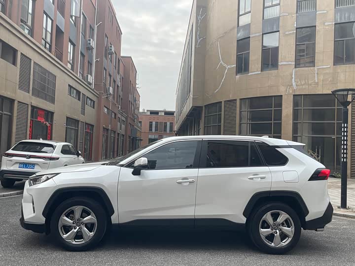 Фото 3 - Toyota RAV4