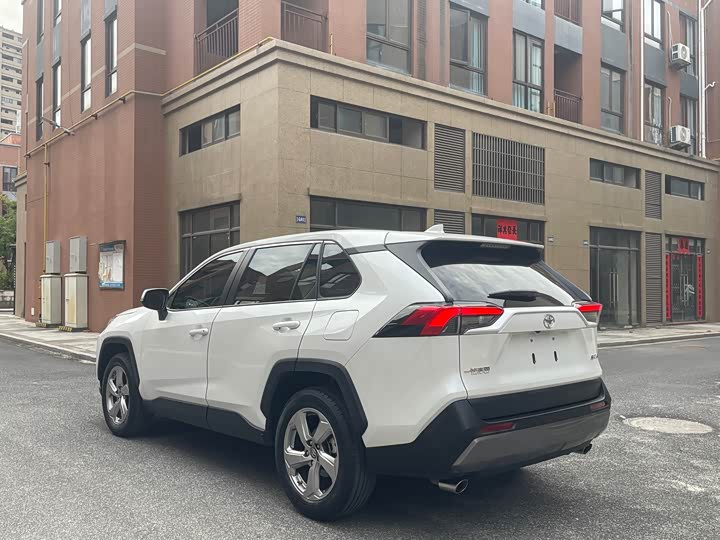 Фото 4 - Toyota RAV4