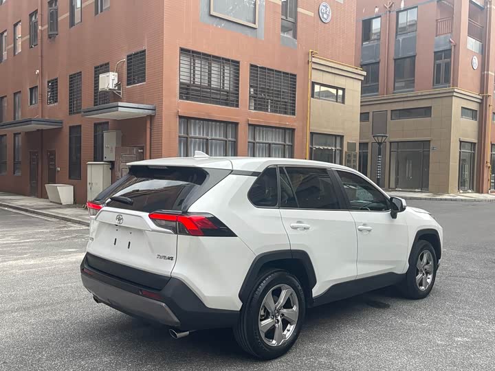 Фото 5 - Toyota RAV4