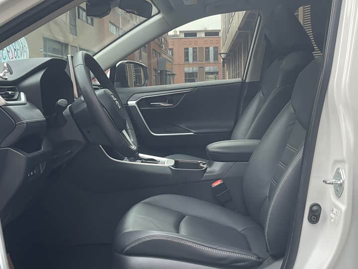 Фото 6 - Toyota RAV4