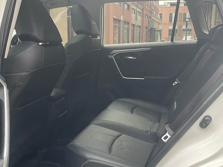 Фото 7 - Toyota RAV4