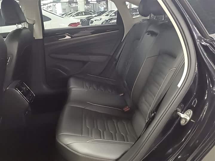 Фото 17 - Volkswagen Passat