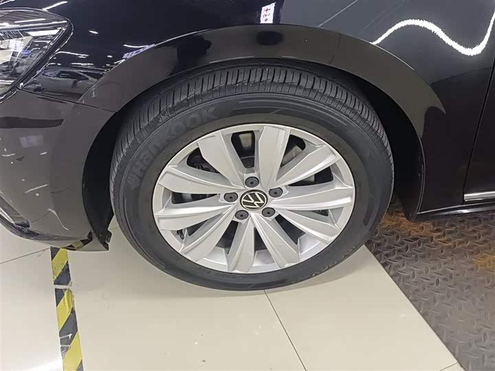 Фото 23 - Volkswagen Passat