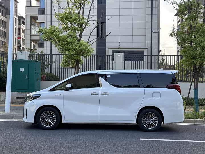 Фото 3 - Toyota Alphard
