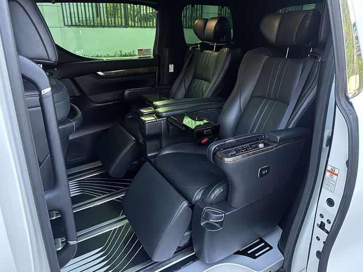 Фото 5 - Toyota Alphard