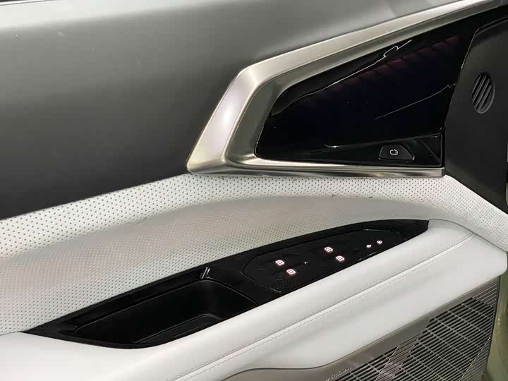 Фото 9 - HiPhi Z