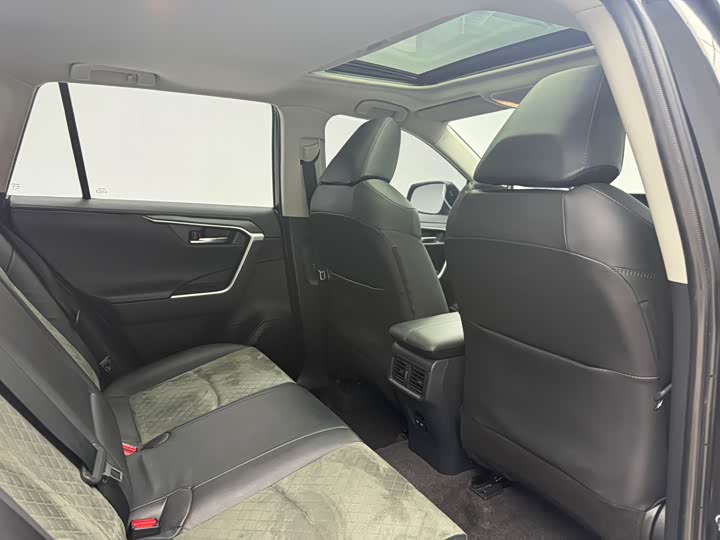 Фото 10 - Toyota RAV4