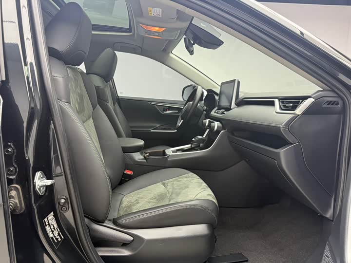 Фото 11 - Toyota RAV4