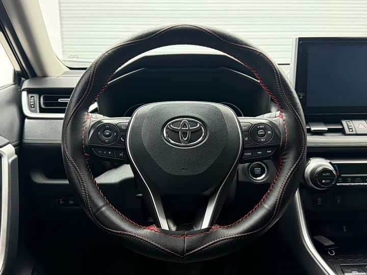 Фото 12 - Toyota RAV4