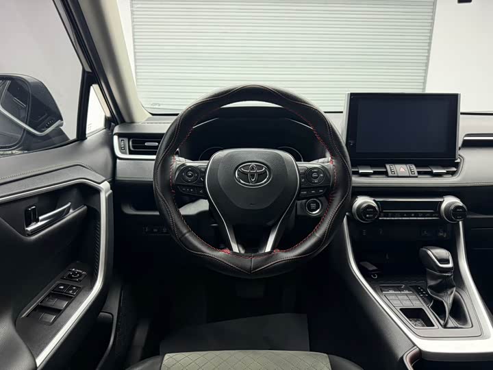 Фото 13 - Toyota RAV4