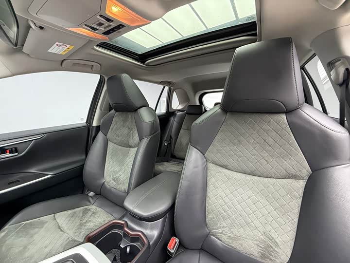 Фото 15 - Toyota RAV4