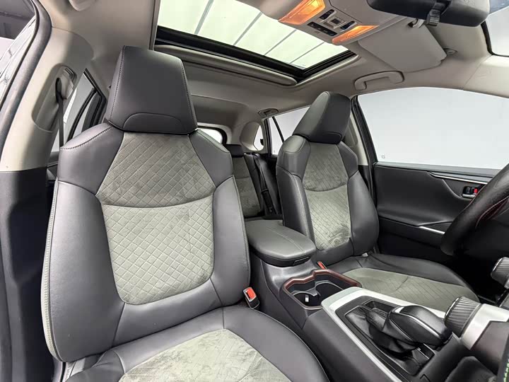 Фото 16 - Toyota RAV4