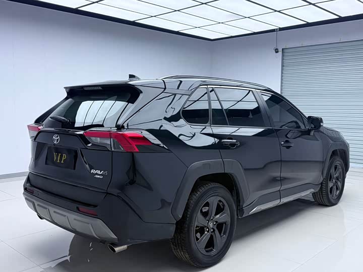 Фото 4 - Toyota RAV4
