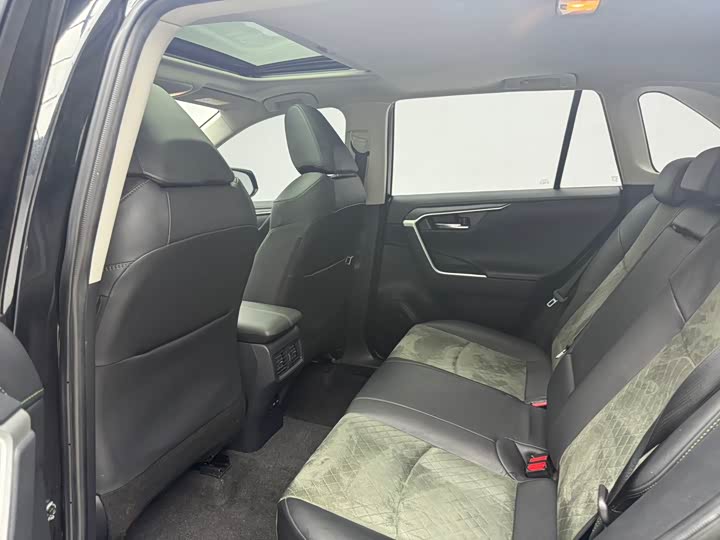 Фото 8 - Toyota RAV4