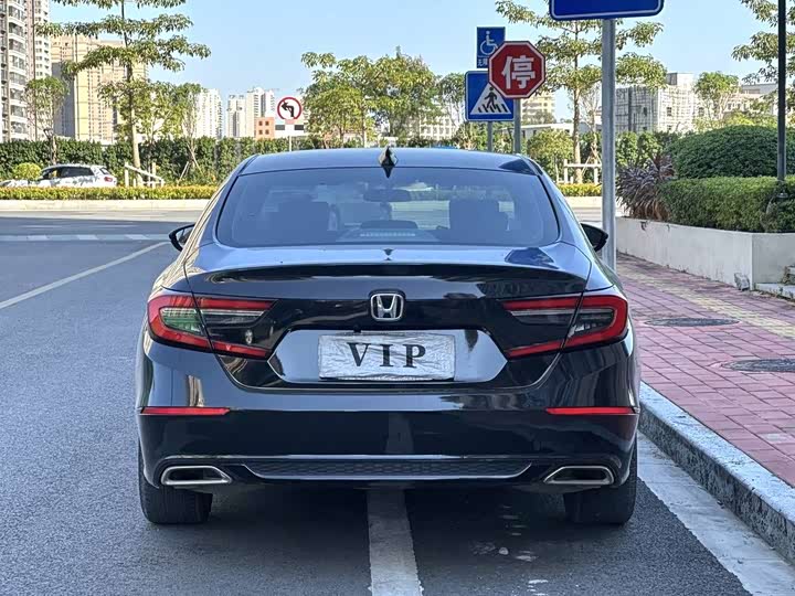 Фото 8 - Honda Accord