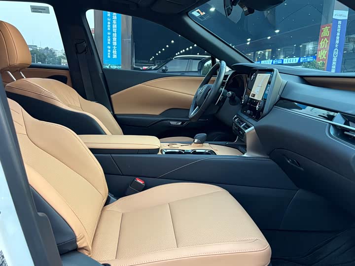 Фото 13 - Lexus RX