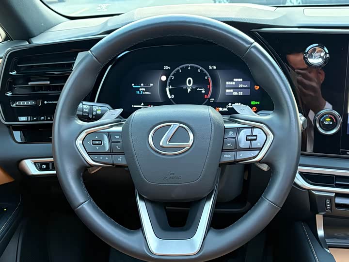 Фото 4 - Lexus RX