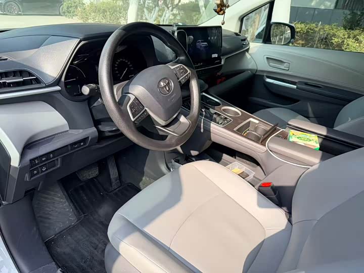 Фото 4 - Toyota Granvia