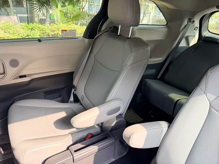 Фото 5 - Toyota Granvia