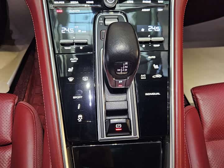 Фото 10 - Porsche Panamera