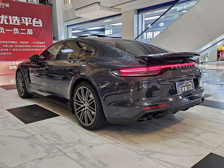 Фото 28 - Porsche Panamera