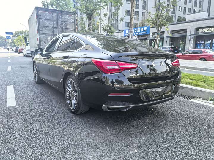 Фото 10 - Hongqi H5