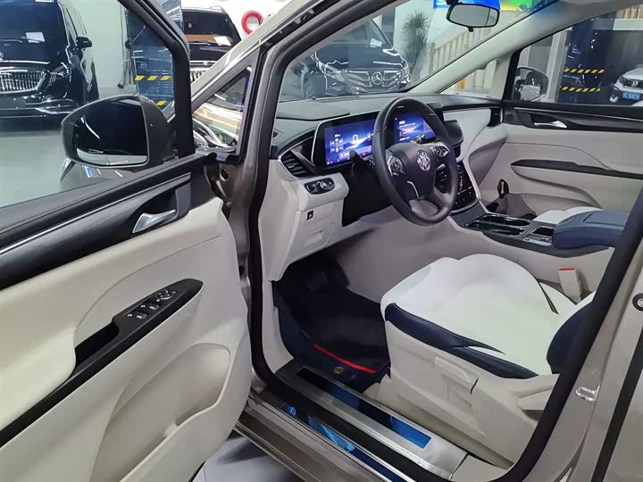 Фото 16 - Buick GL8 ES