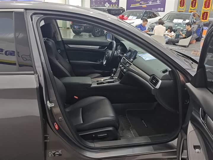 Фото 8 - Honda Accord