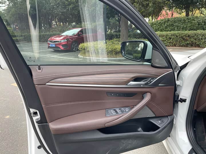 Фото 13 - BMW 5 Series