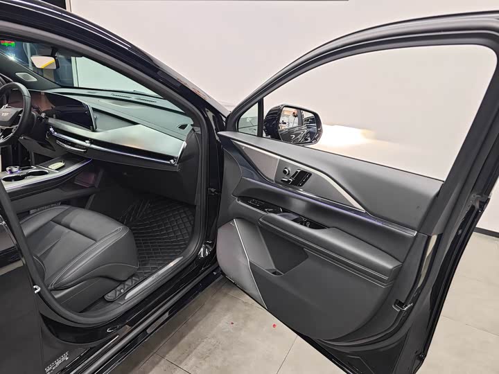 Фото 8 - Cadillac XT5