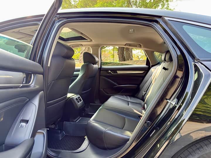 Фото 11 - Honda Accord