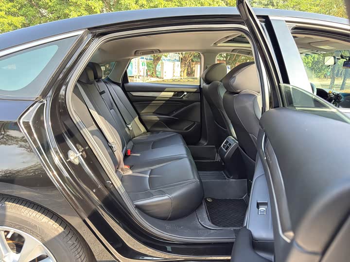 Фото 17 - Honda Accord