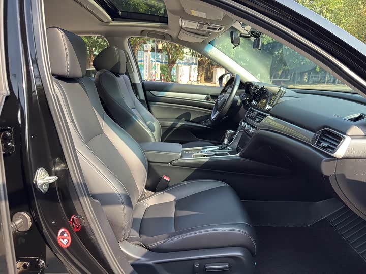 Фото 18 - Honda Accord