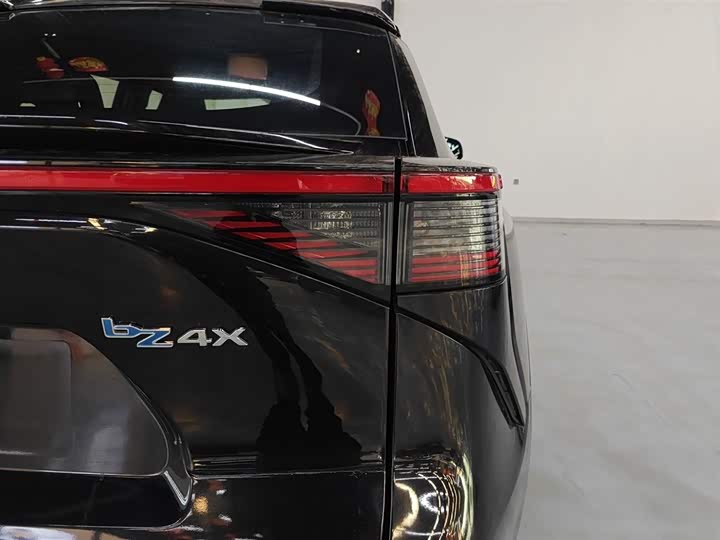 Фото 8 - Toyota bZ4X