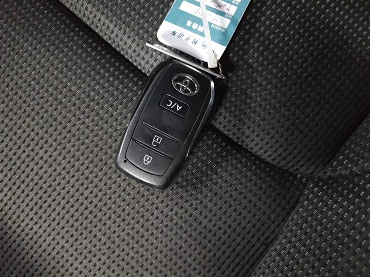 Фото 9 - Toyota bZ4X