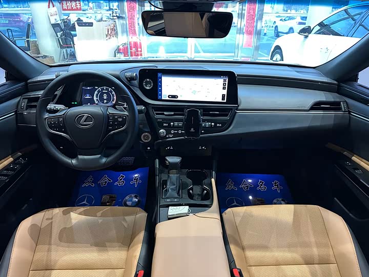 Фото 10 - Lexus ES