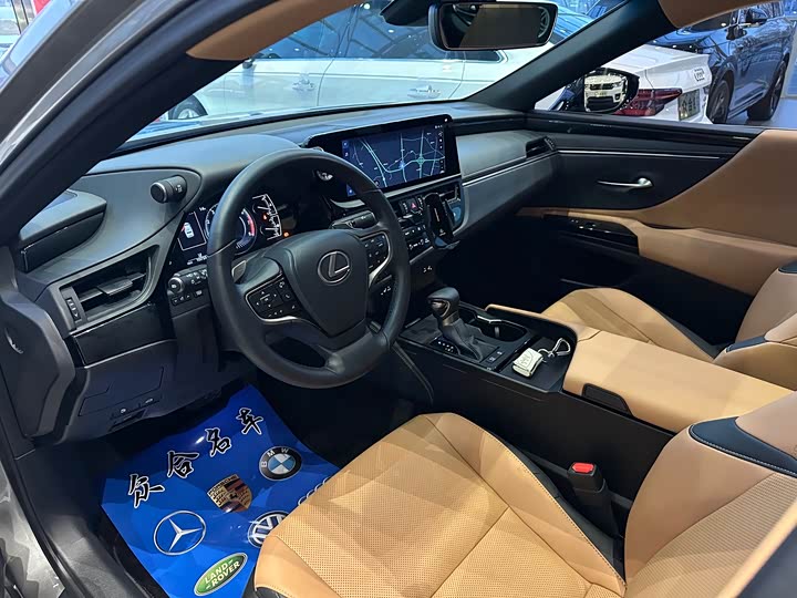 Фото 13 - Lexus ES