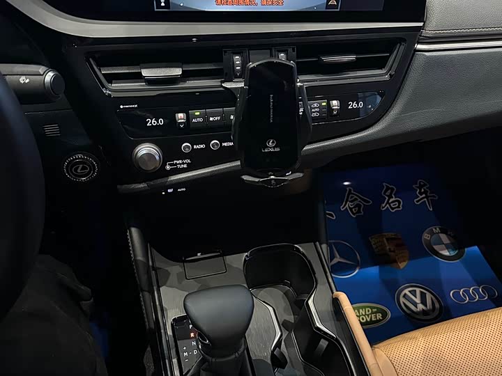 Фото 15 - Lexus ES