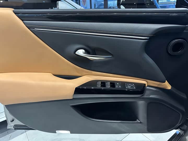 Фото 16 - Lexus ES