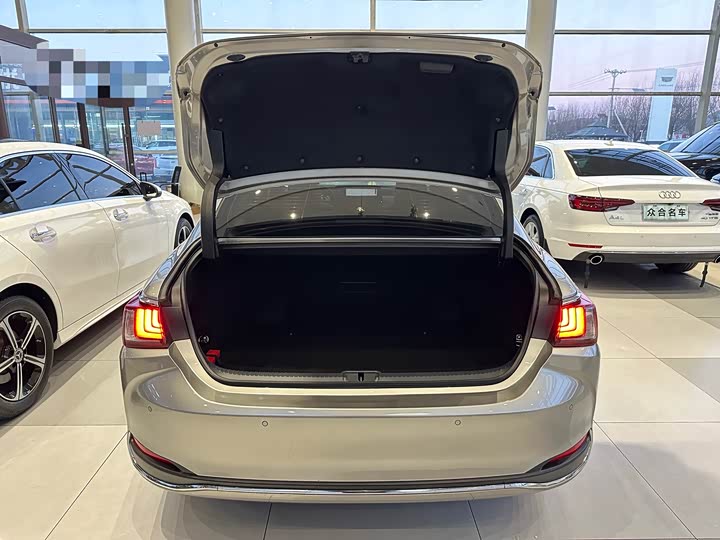 Фото 18 - Lexus ES