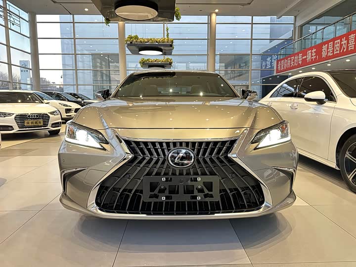 Фото 2 - Lexus ES