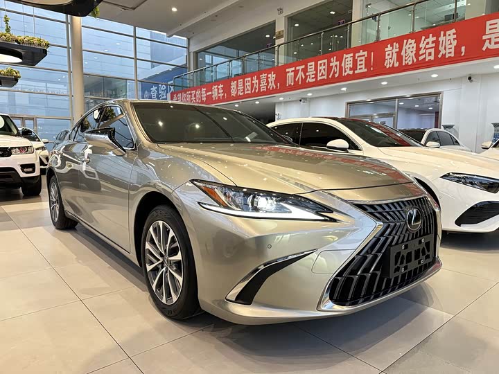 Фото 3 - Lexus ES