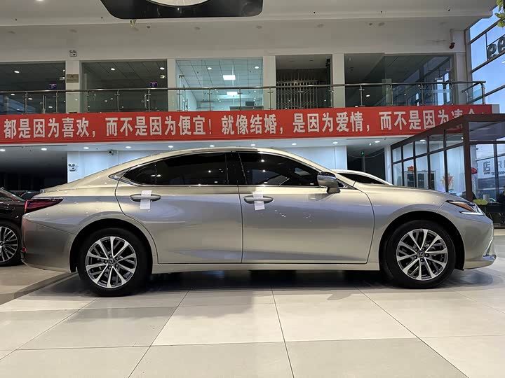 Фото 4 - Lexus ES