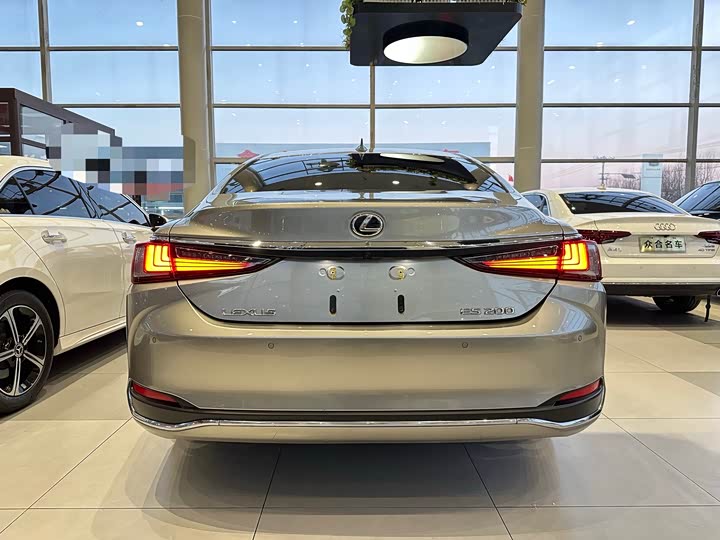 Фото 6 - Lexus ES